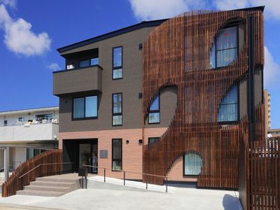 モダンな外観の建物