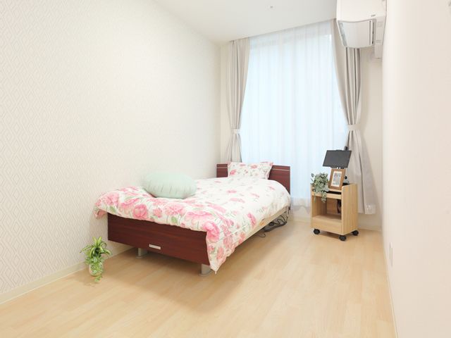 明るい一人部屋 居室 柔らかな自然光が差し込む一人部屋で、リラックスしながら快適に過ごせます。