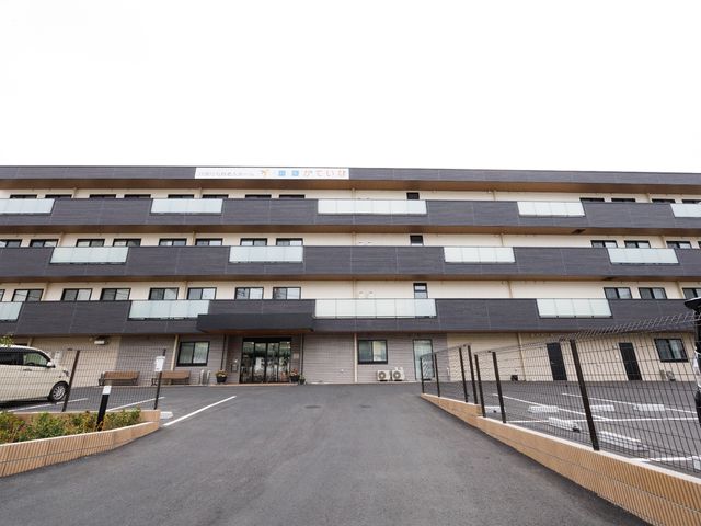 広々とした建物のエントランス 外観 清潔感があり、落ち着いた色合いのエントランスです。来訪者を温かく迎える姿勢が感じられます。