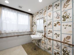 植物モチーフの壁と洗面台