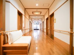 広々とした明るい廊下