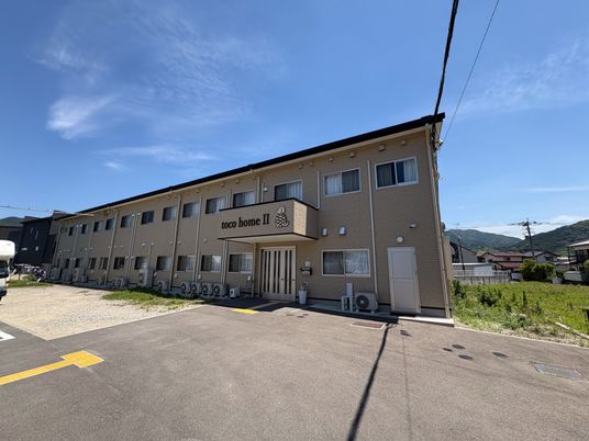 明るい建物の外観