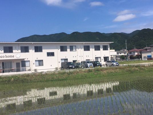 白壁の建物と青空