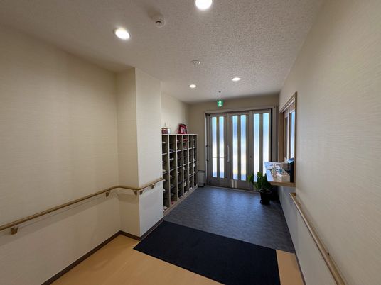 落ち着いた雰囲気のエントランス
