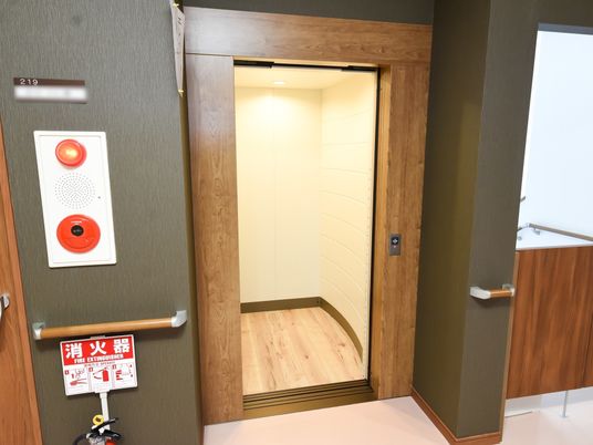 無障害のエレベーター入口