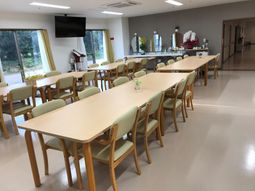 広々とした明るい食堂空間