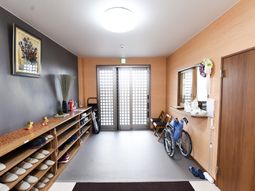 明るいエントランス風景