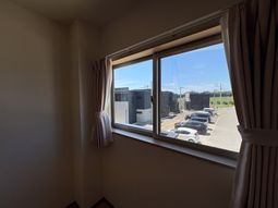 駐車場と風景が見える小部屋