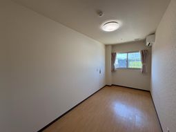 広い窓のある居室