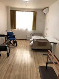 明るい居室の車椅子とベッド