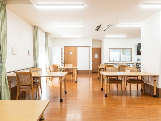 窓際の明るい部屋