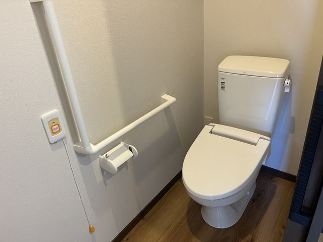 手すり完備のトイレ トイレ 手すりが整った清潔なトイレで、利用者さんの安全を支えましょう。