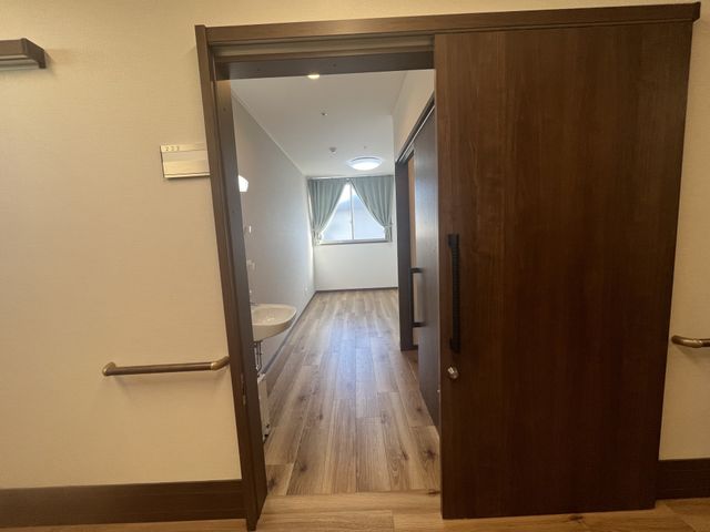 居室ドアと洗面台 居室 広々として清潔感のある居室の様子は、働く環境の良さを感じさせます。