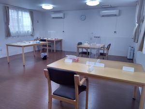 明るく広々とした食堂の勤務環境