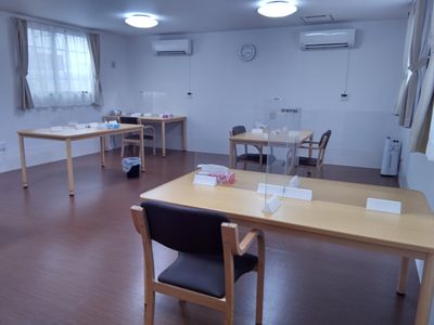 明るく広々とした食堂の勤務環境