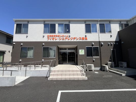 入口のある建物
