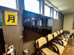 テレビと椅子が並ぶラウンジ