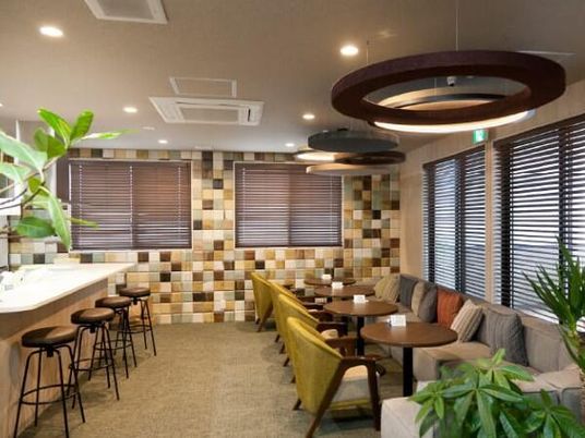 落ち着いた雰囲気のラウンジ