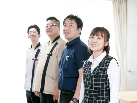 笑顔のスタッフが並ぶ様子