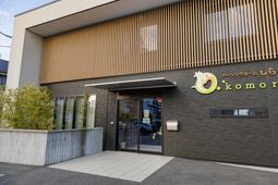 モダンな建物のエントランス