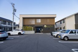 広々とした駐車場の外観