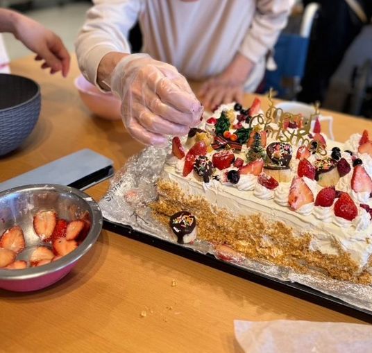 ケーキ作りを楽しむ人々