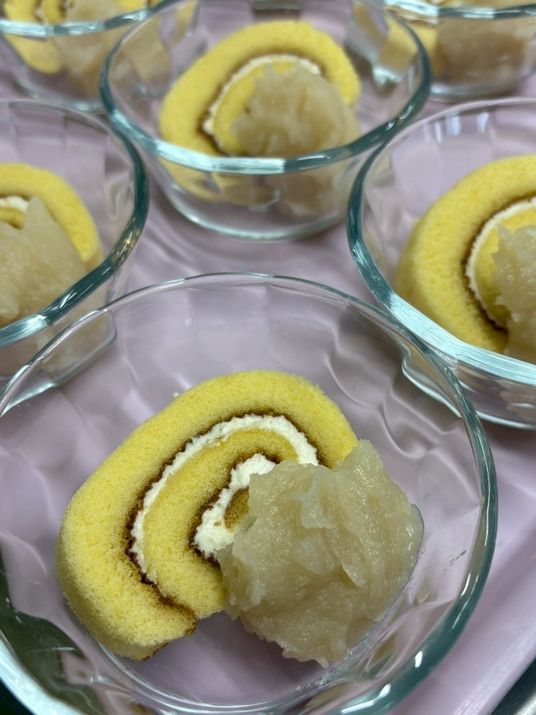 デザートが並ぶ食堂