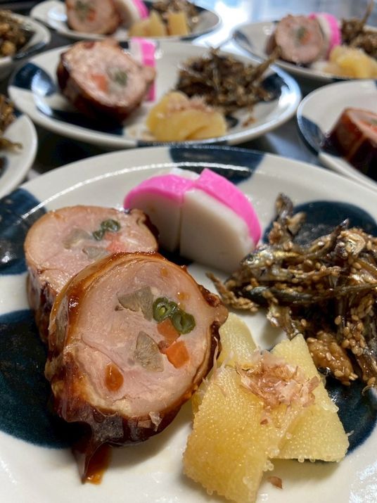 多彩な料理が並ぶ皿