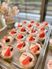 ケーキ作りを楽しむ人々