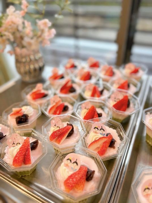 ケーキ作りを楽しむ人々