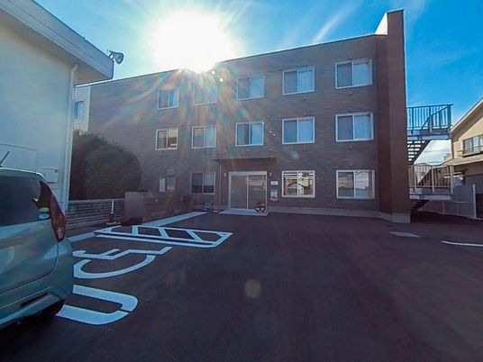 明るい施設の正面