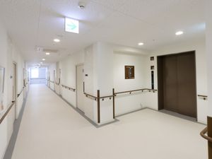 広く清潔な廊下の景色