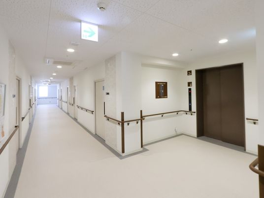 広く清潔な廊下の景色