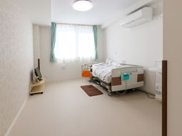 明るい個室のケアルーム