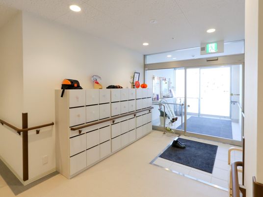 エントランスと受付周辺