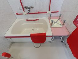 手すり完備の明るい浴室