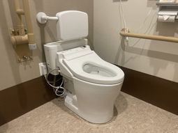 設備の整った空間のトイレ