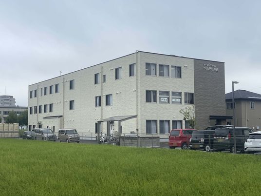 緑に囲まれた建物