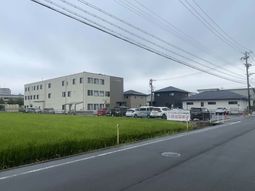 駐車場と建物の外観