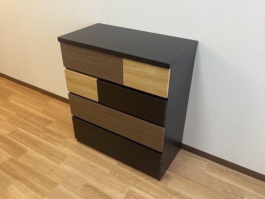 シンプルな居室の家具