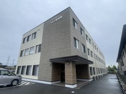 落ち着いた外観の建物