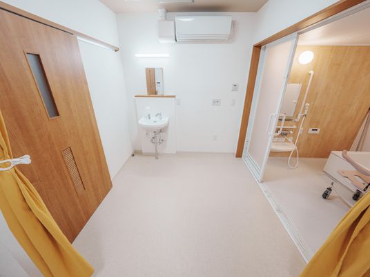 清潔な個室の洗面台