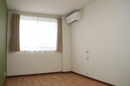 シンプルな居室の内観