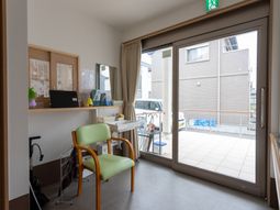 広々とした窓のある居室