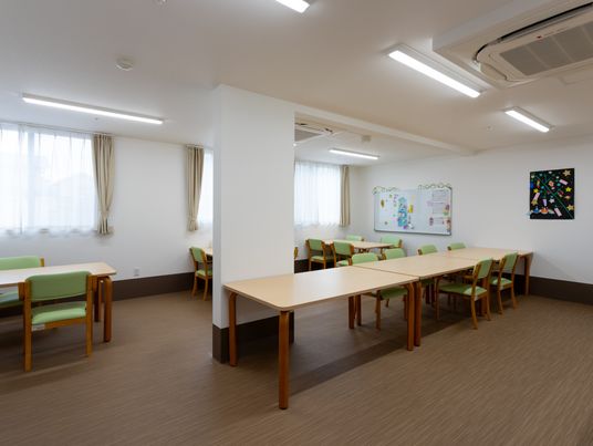 明るい食堂の様子