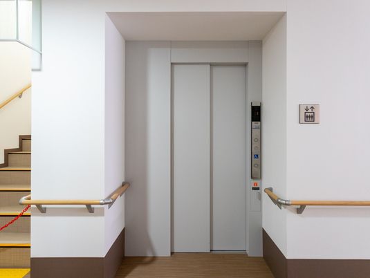 白いエレベーターの前