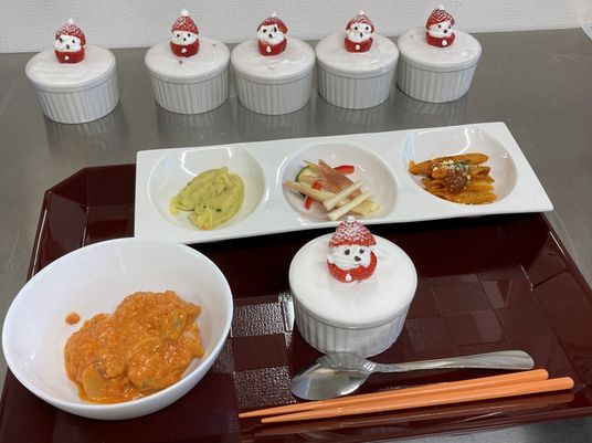 料理が並ぶ食卓の様子