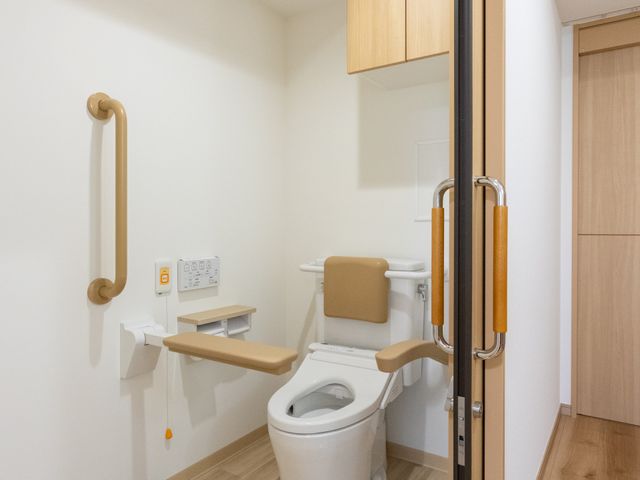 バリアフリートイレ トイレ 手すり付きの清潔なトイレスペースです。移動も安心な設計となっております。