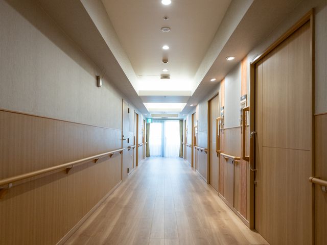 ゆったりした廊下 廊下 明るく広々とした廊下は、移動も安心して行える落ち着いた雰囲気です。手すりも整っており、安定した歩行をサポートします。