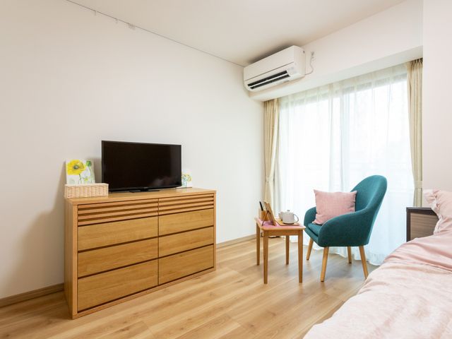落ち着いた雰囲気の居室 居室 温かみのある色合いで統一された部屋です。広々とした空間で、リラックスした時間をお過ごしいただけます。